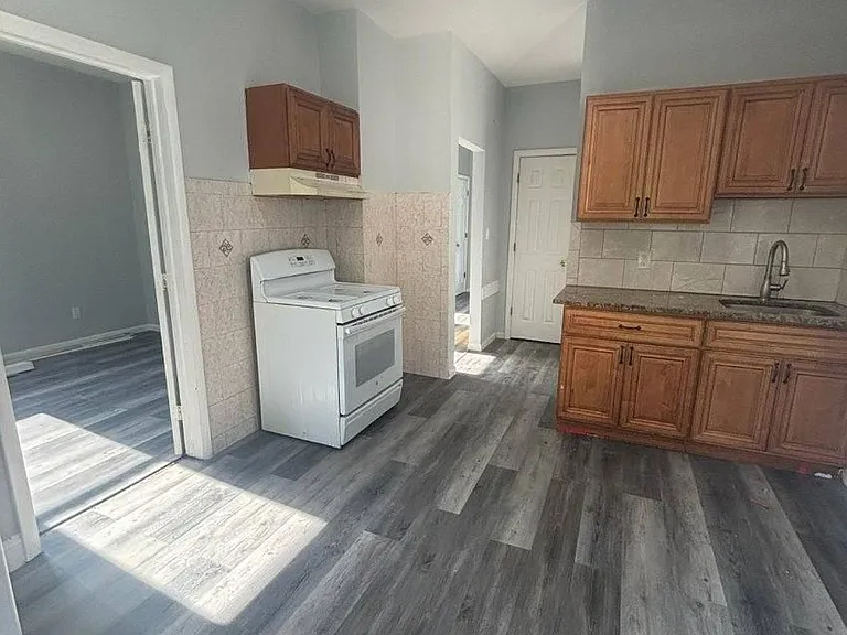 218 E 9th Ave — Photo 3