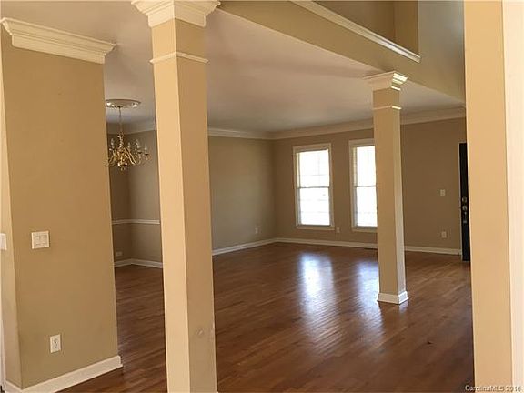 3rd image of 7302 Roseland Ave