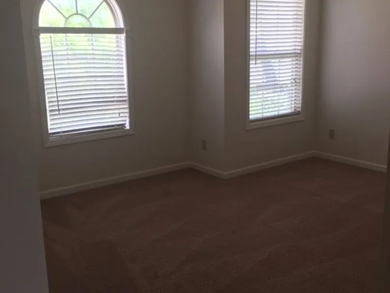 572 Hadlow St — Photo 15
