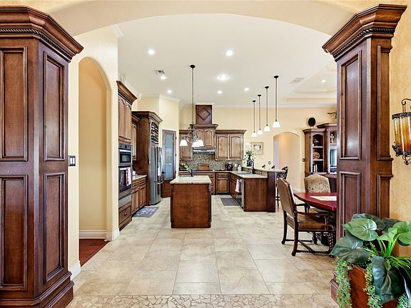 5th image of 8401 Lago Vista Dr