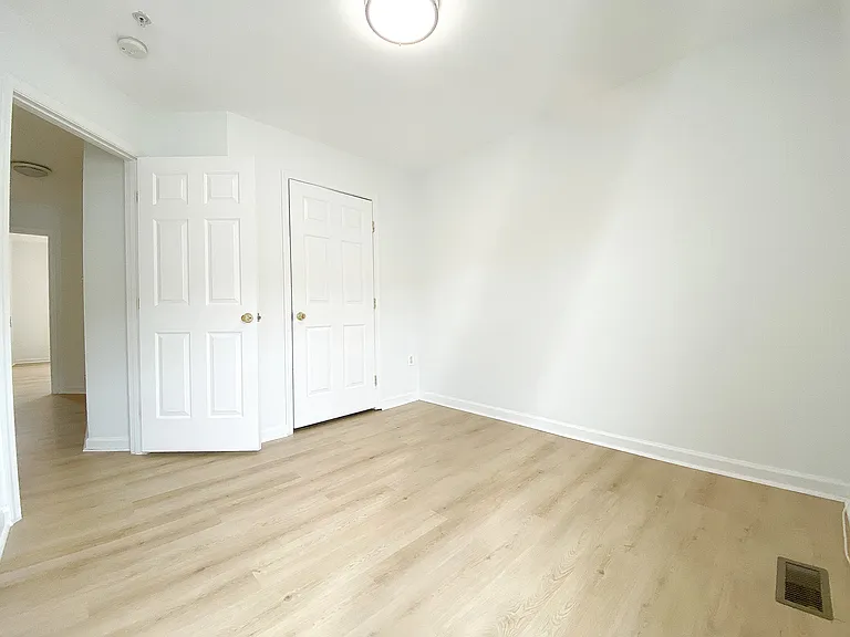 710 Market St E — Photo 30