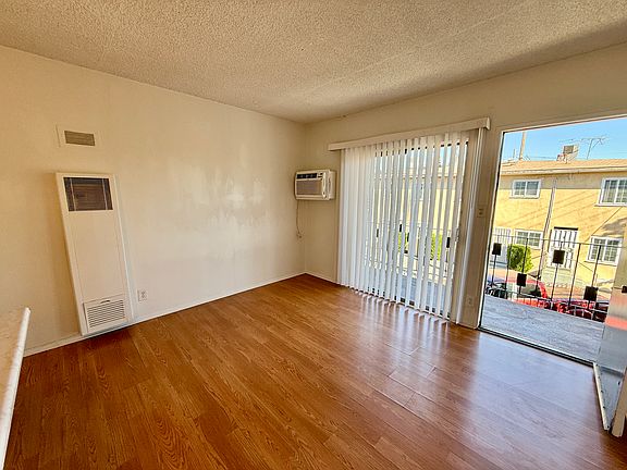 3rd image of 11911 Hart St APT 6