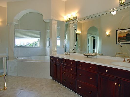 ELEGANT MASTER BATH
