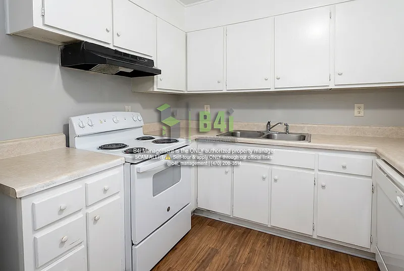 3 bed, 1.0 bath, 941 sqft, $1,350 — Photo 2