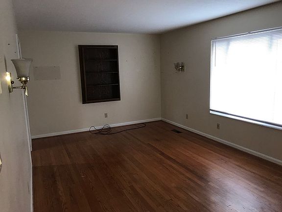 2nd image of 101 Blue Grass Cir SE