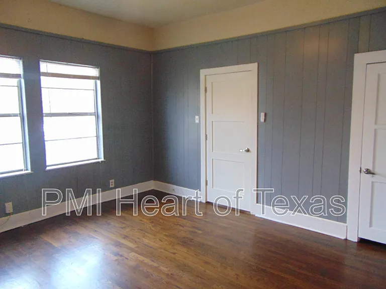 2317 E 2nd St — Photo 27