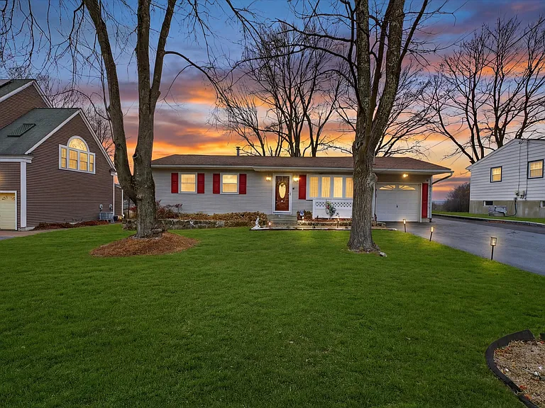 18 Cardinal Dr — Photo 1