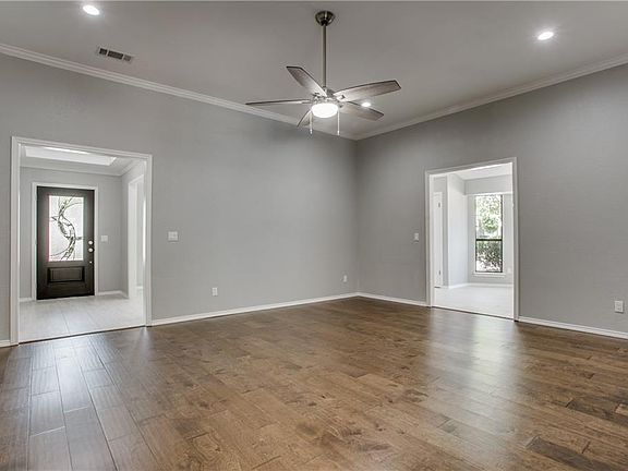 3rd image of 2312 Newcastle Cir