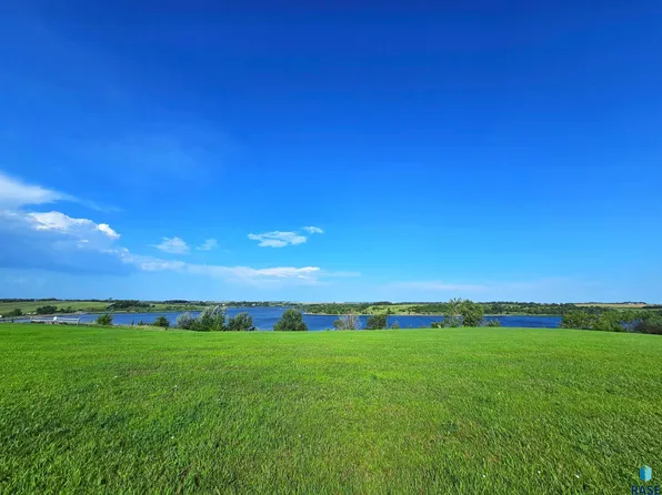 26165 W Sunset Ct, Canistota, SD 57012