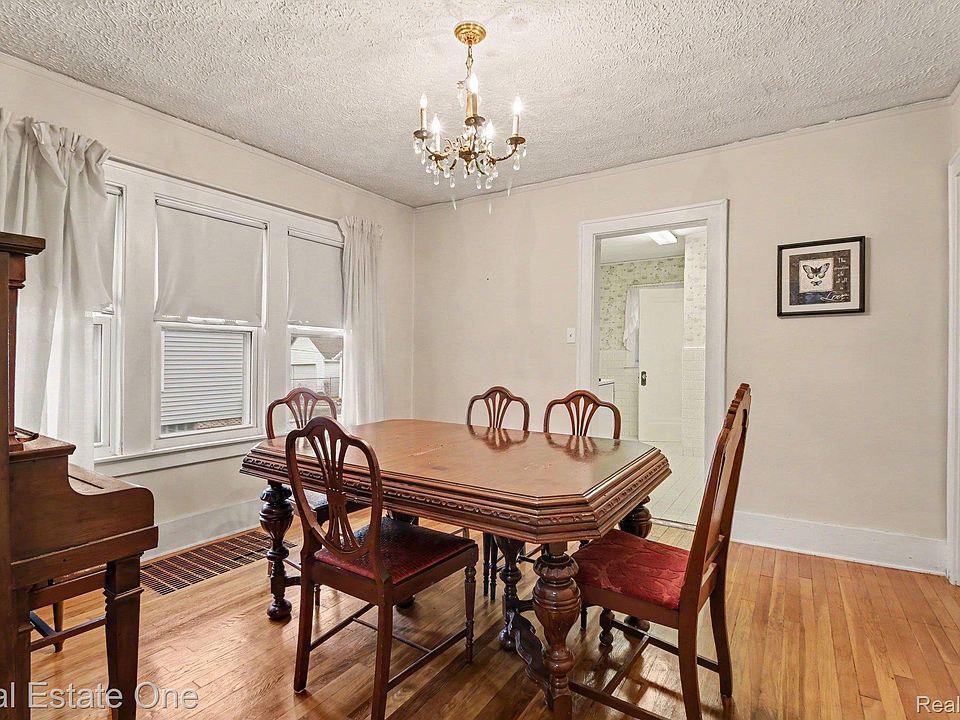 575 Albany St, photo 7