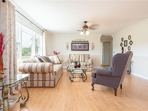 4th image of 330 Buttonwood Dr