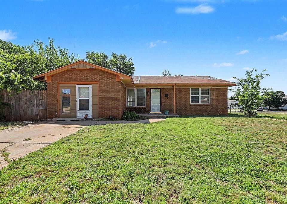1st image of 704 NE Katherine Pl