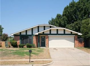 2925 Oakridge Dr, Bedford, TX 76021