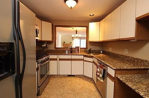2nd image of 14 Hawthorne Vlg APT B