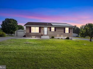 24 Pine Ln, New Oxford, PA 17350