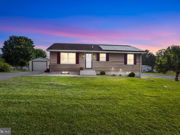 24 Pine Ln, New Oxford, PA 17350