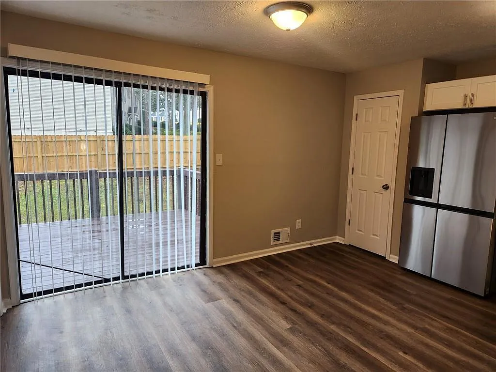 2 bed, 2.5 bath, 2400 sqft, $1,650 — Photo 4