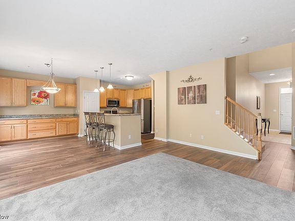 3rd image of 2912 Cambridge Cir