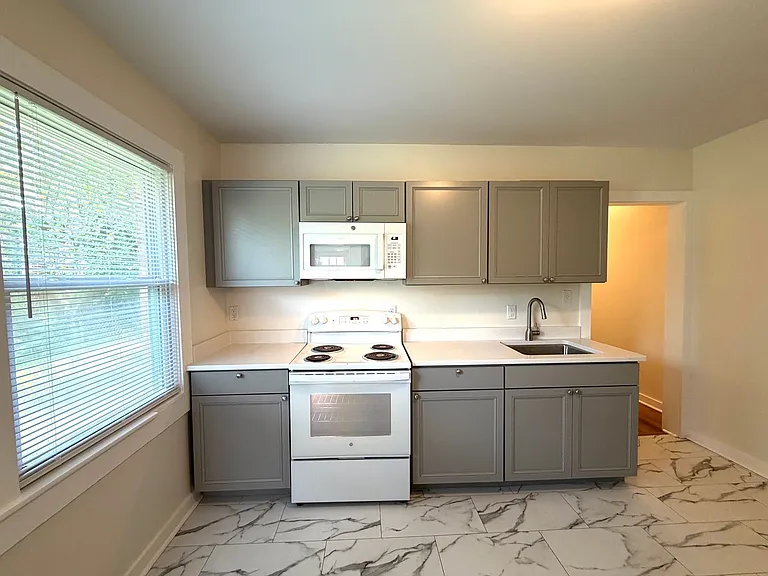 211 Dennis St — Photo 8