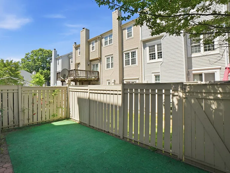 2391 Hunters Square Ct — Photo 24