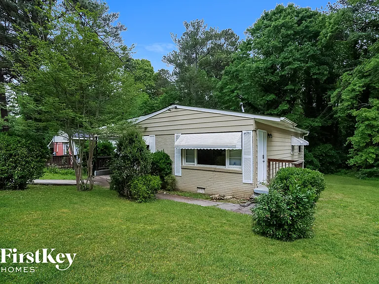 727 Alfred Rd NW — Photo 2