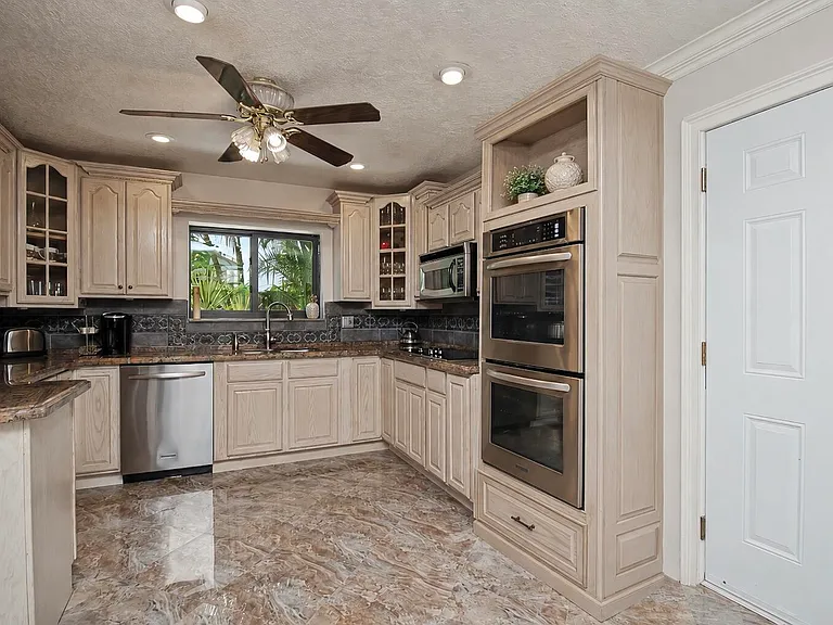 9708 Erica Ct — Photo 25