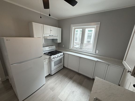5th image of 475 Cottage St #1