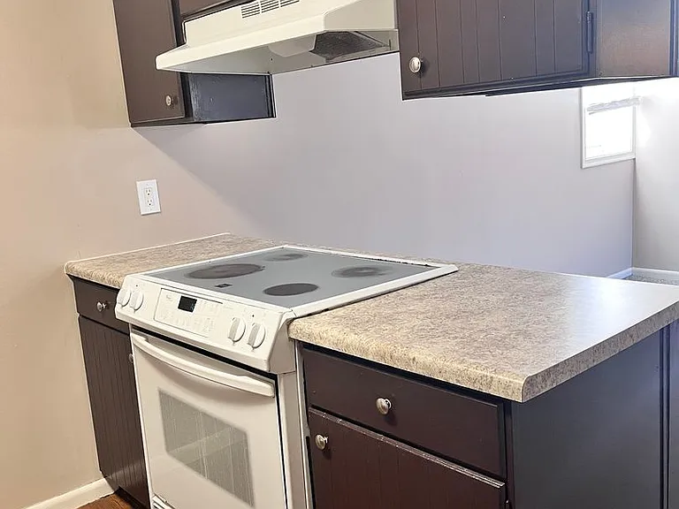 Bristol Square Apartments — Photo 177
