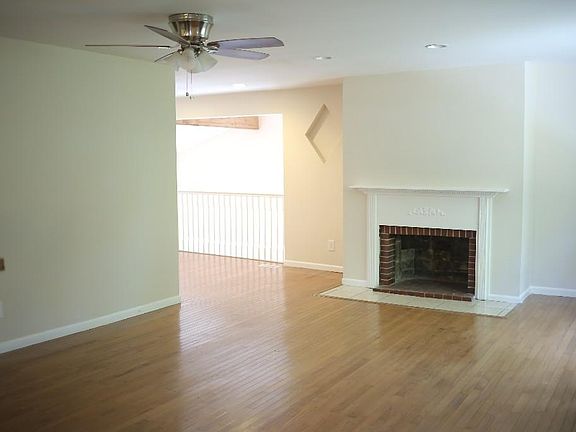 5th image of 647 Adrian Dr