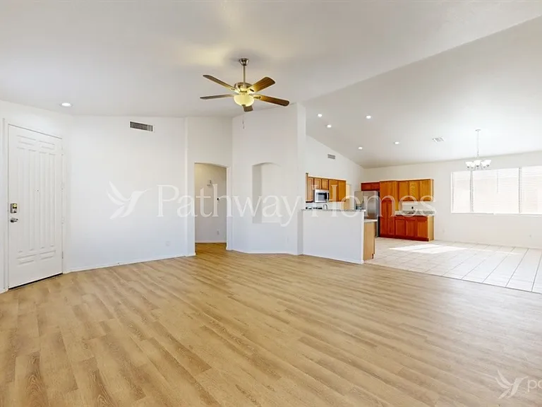 8718 N 57th Ln — Photo 4