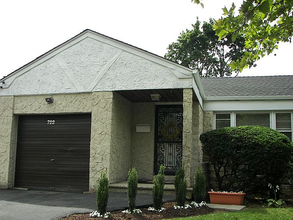 4th image of 722 School Dr