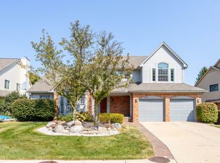 28573 Golf Pointe Blvd, Farmington Hills, MI 48331
