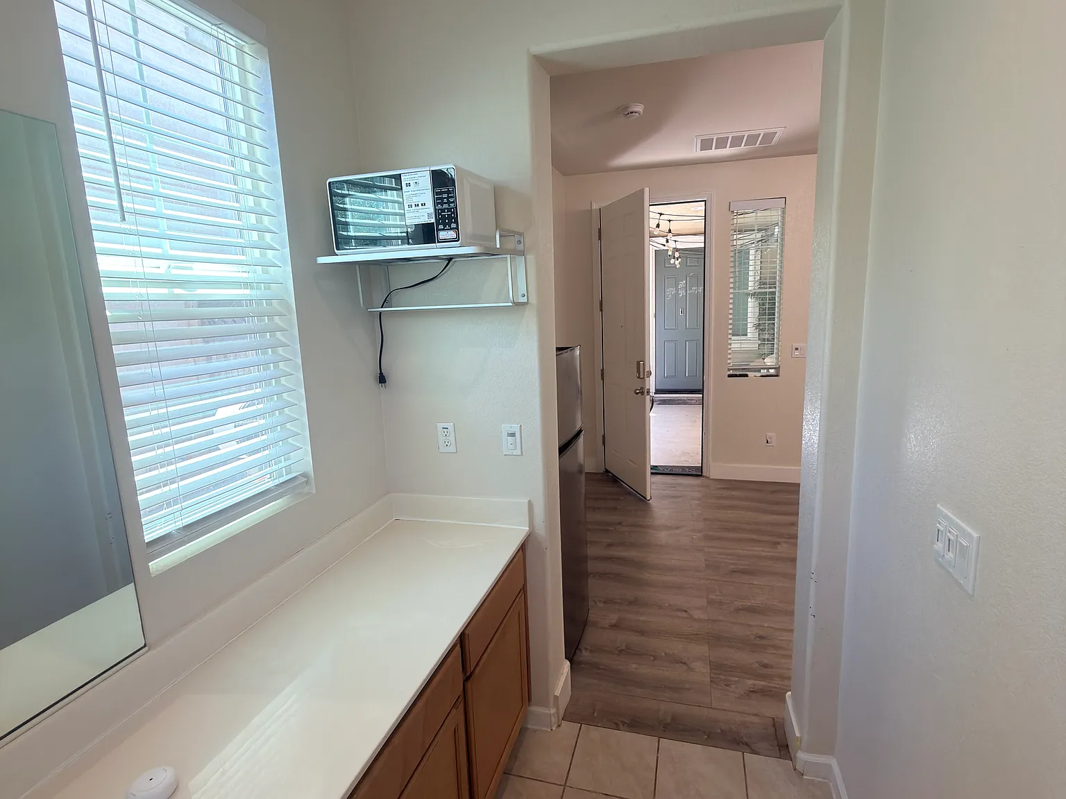 1 bed, 300 sqft, $1,100 — Photo 4
