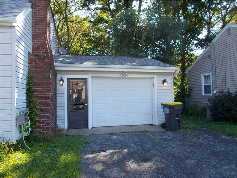 70 Woodhill Dr — Photo 2