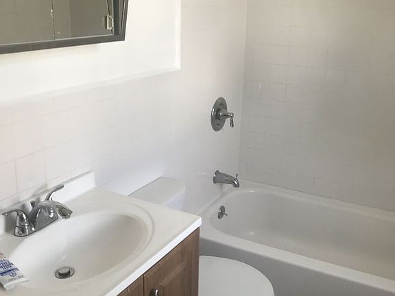 4th image of 2041 42nd St #1