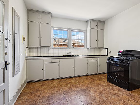 5th image of 570 Caddo St #570