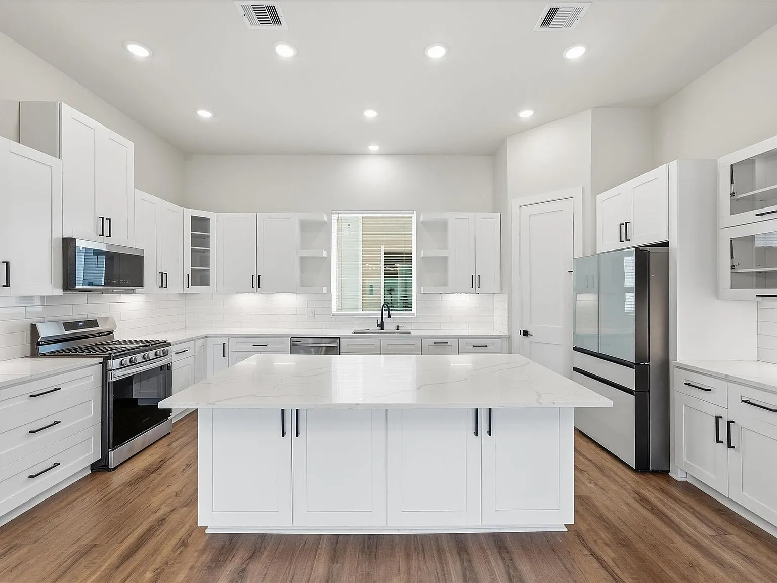 3 bed, 3.5 bath, 2574 sqft, $3,400 — Photo 1