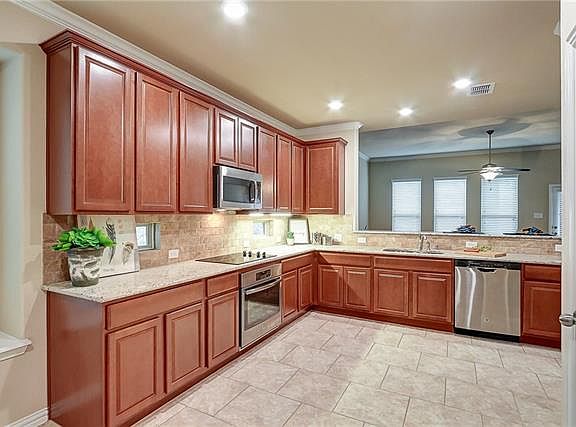 5th image of 908 Ayres Dr