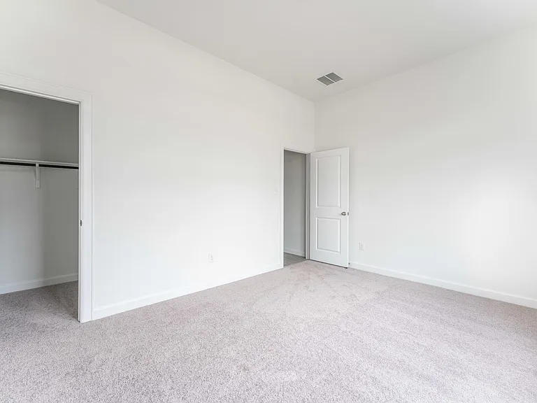 2nd bedroom: another angle