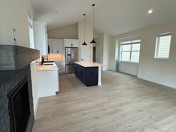 5th image of 424 Swordfern Court SW