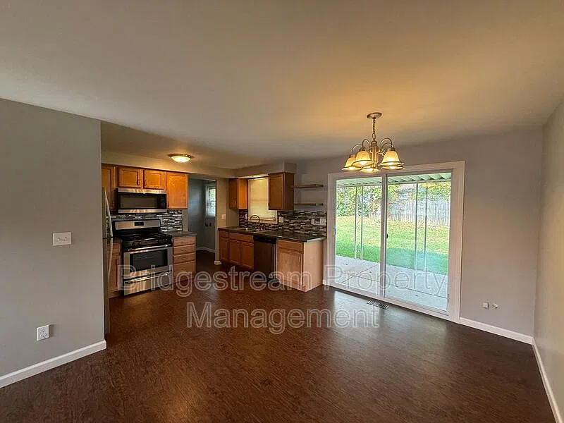 3 bed, 2.0 bath, 1100 sqft, $1,595 — Photo 3
