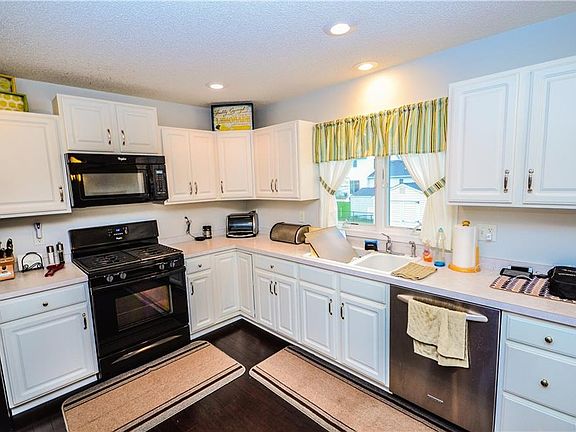 3rd image of 29 Park Meadow Dr