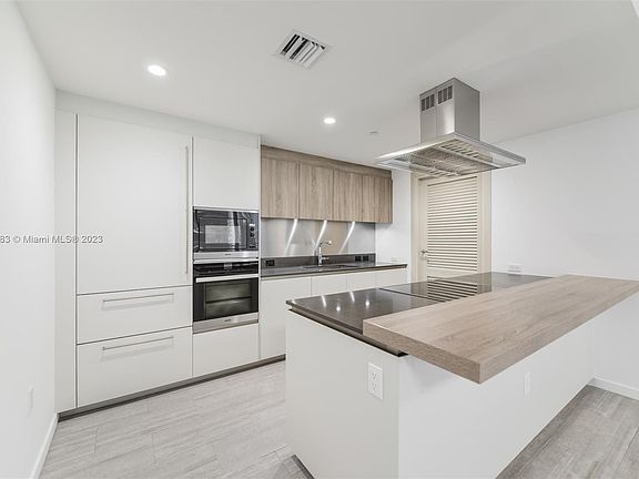 4th image of 1000 Brickell Plz #3109