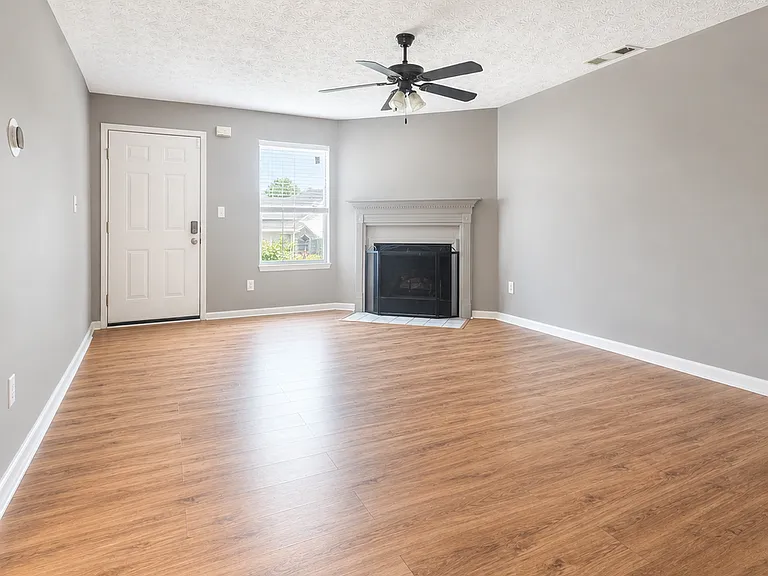 314 Country Club Dr — Photo 2