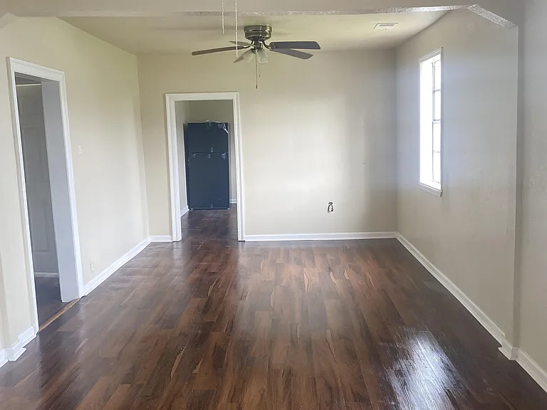 520 Robinson Ave — Photo 2
