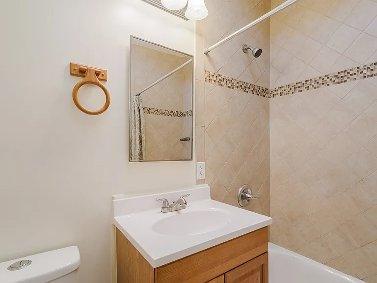 10550 1/4 W Victory Blvd — Photo 23