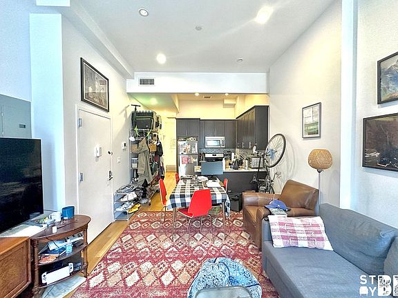 3rd image of 588 Franklin Ave #1F