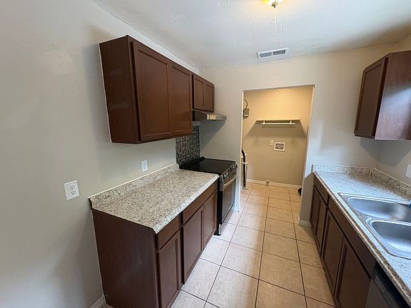 4th image of 1410 Carolyn Ln
