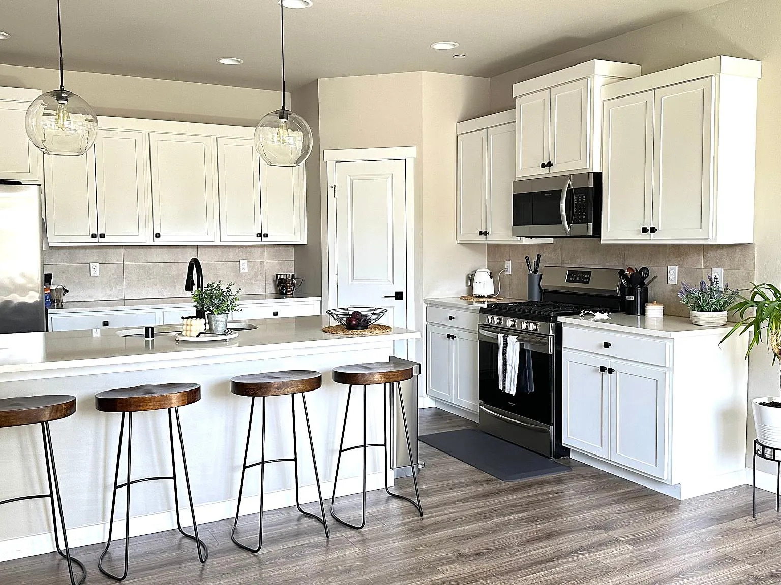 3 bed, 2.5 bath, 2289 sqft, $3,300 — Photo 3