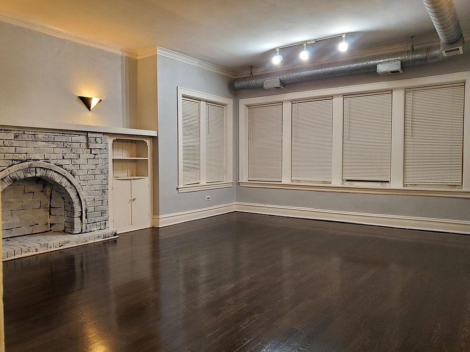 Living room - Fireplace view